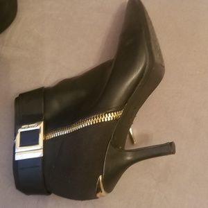 Shoes can't wear heels anymore. Fabulous boots !!